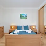 Apartman Comfy 4bdr In By Lovelystay *