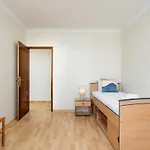 Comfy 4bdr In By Lovelystay Daire