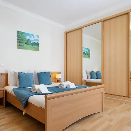 Comfy 4bdr In By Lovelystay