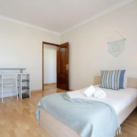 Comfy 4bdr In By Lovelystay * Portimao