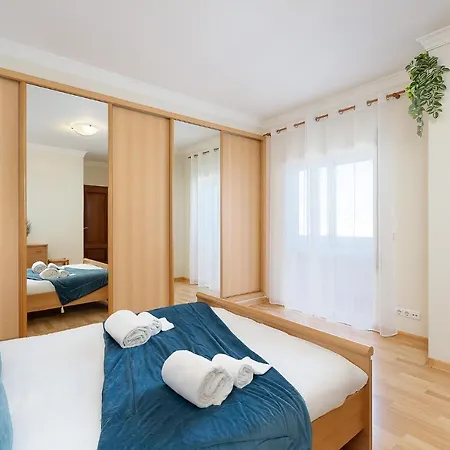 Comfy 4bdr In By Lovelystay
