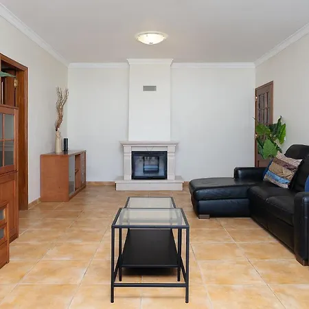 Apartment Comfy 4bdr In By Lovelystay