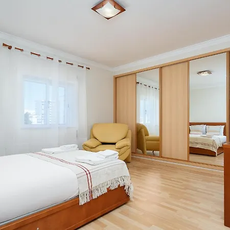 Comfy 4bdr In By Lovelystay Appartamento Portimão