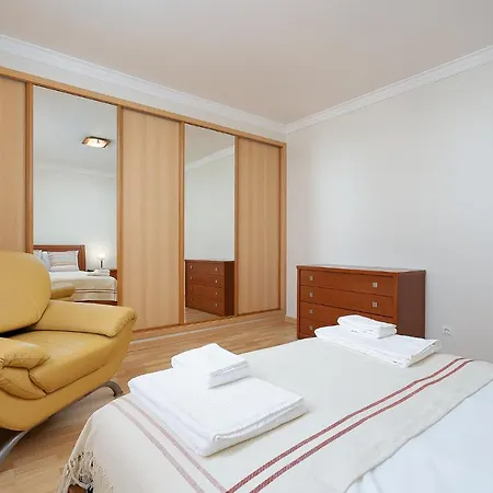 Comfy 4bdr In By Lovelystay Portimao