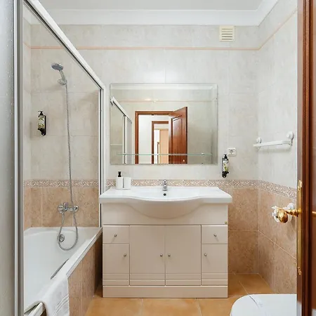 Comfy 4bdr In By Lovelystay *