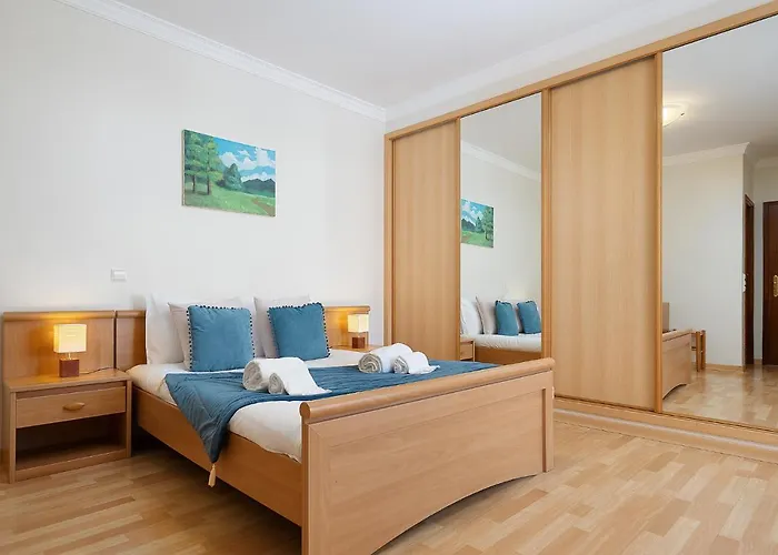 Comfy 4bdr In By Lovelystay