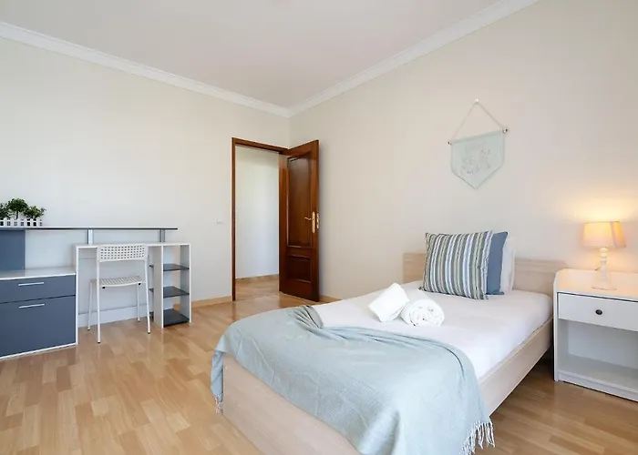 Comfy 4bdr In By Lovelystay * 波尔蒂芒